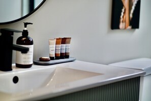 Haartrockner, Handtücher, Seife, Shampoo