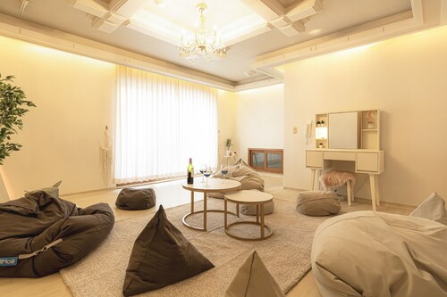 Stylish Rooftop Lounge & Cozy Game Room – Perfect for Gatherings in the City