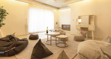 Stylish Rooftop Lounge & Cozy Game Room – Perfect for Gatherings in the City