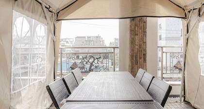 Stylish Rooftop Lounge & Cozy Game Room – Perfect for Gatherings in the City