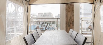 Stylish Rooftop Lounge & Cozy Game Room – Perfect for Gatherings in the City