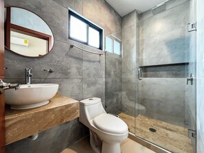 Shower, towels - Makeva, Oceanview & Rooftop Near Malecón (Mazatlán)