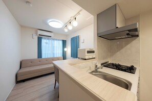 Réfrigérateur, micro-ondes, plaque de cuisson