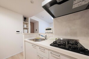 Réfrigérateur, micro-ondes, plaque de cuisson