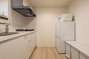 Fridge, microwave, stovetop, cookware/dishes/utensils