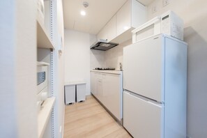 Fridge, microwave, stovetop, cookware/dishes/utensils