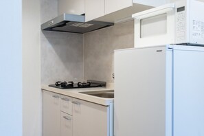 Fridge, microwave, stovetop, cookware/dishes/utensils