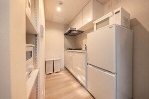 Réfrigérateur, micro-ondes, plaque de cuisson