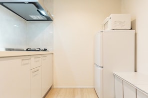 Fridge, microwave, stovetop, cookware/dishes/utensils