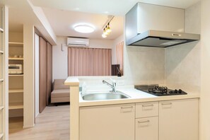 Geladeira, micro-ondas, cooktop, talheres/pratos/utensílios de cozinha