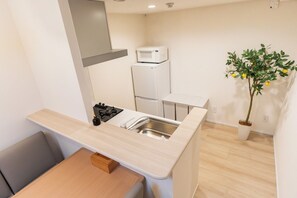 Réfrigérateur, micro-ondes, plaque de cuisson