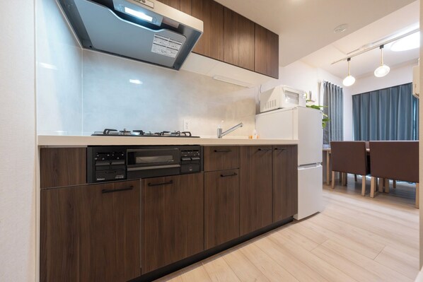 Refrigerador, microondas, placa de cocina, utensilios de cocina