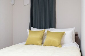 2 habitaciones, escritorio, tabla de planchar con plancha y wifi gratis 