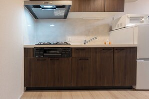 Refrigerador, microondas, placa de cocina, utensilios de cocina