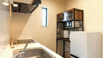 Geladeira, micro-ondas, cooktop, talheres/pratos/utensílios de cozinha