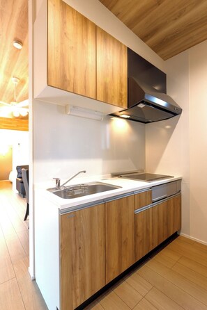 Kjøleskap, mikrobølgeovn, kokeplater og kjøkkenutstyr