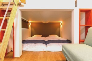 Escritorio, wifi gratis y ropa de cama 