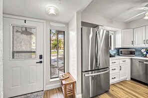 Fridge, microwave, oven, stovetop - Dans Florida Condos Blue Fin at Runaway Bay (Bradenton Beach)