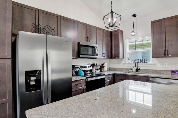 Geladeira, micro-ondas, fogão, cooktop