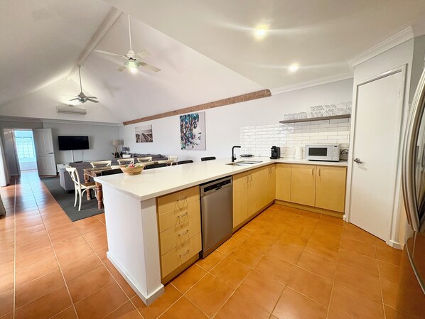 Réfrigérateur, micro-ondes, four, plaque de cuisson