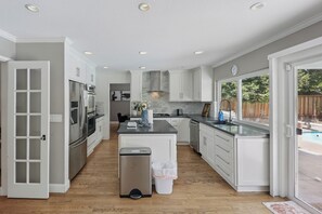 ثلاجة، ميكروويف، فرن، موقد طهي مسطح