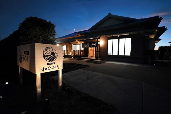 المنشأة من الخارج