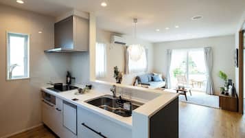 Refrigerador, microondas y utensilios de cocina