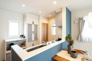 Refrigerador, microondas y utensilios de cocina 