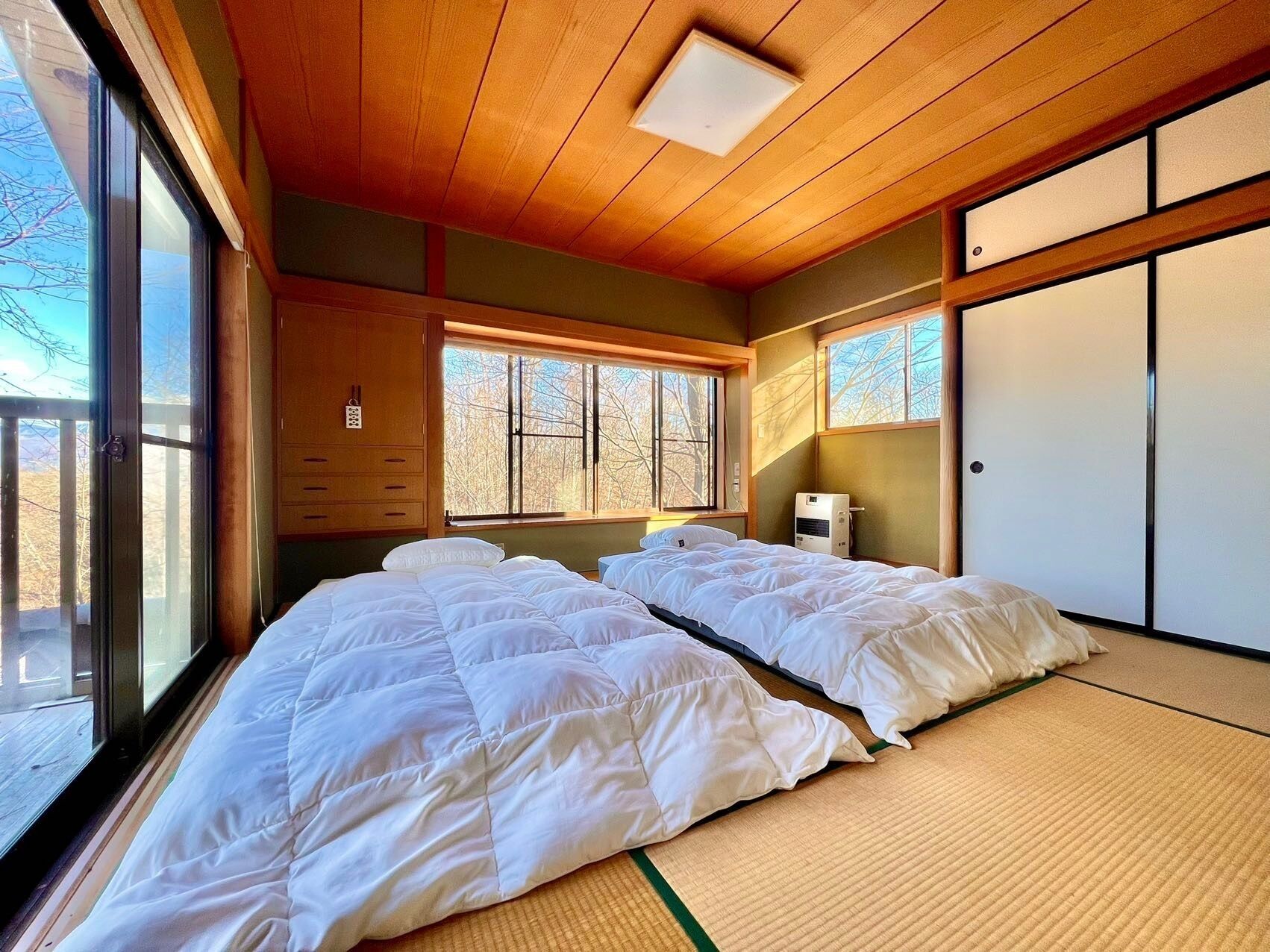 2 bedrooms, desk, internet, bed sheets