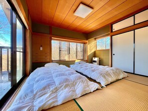 2 bedrooms, desk, internet, bed sheets