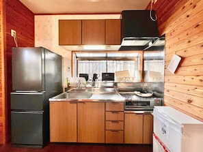 Réfrigérateur, micro-ondes, plaque de cuisson