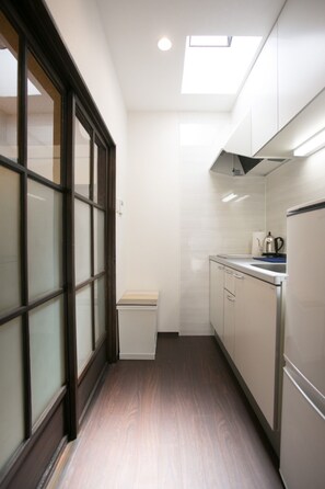 Fridge, microwave, stovetop, cookware/dishes/utensils