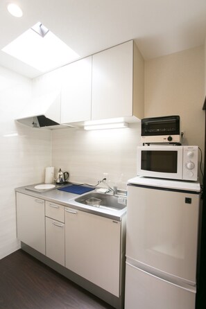 Fridge, microwave, stovetop, cookware/dishes/utensils