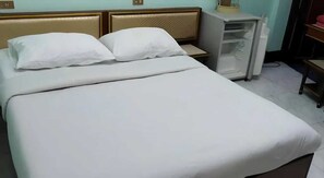 Kamar Double Standar | Meja kerja, Wi-Fi gratis, dan seprai linen