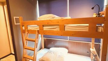 1 室のベッドルーム、デスク、WiFi (無料)、ベッドシーツ