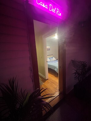 4 habitaciones, tabla de planchar con plancha, wifi y ropa de cama 