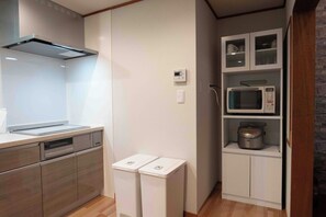 Fridge, microwave, stovetop, cookware/dishes/utensils