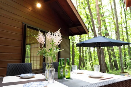 Outdoor dining. Relaxing villa surrounded by forest BBQ availabl / Minamisakugun Nagano