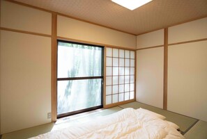 3 bedrooms, desk, free WiFi, bed sheets