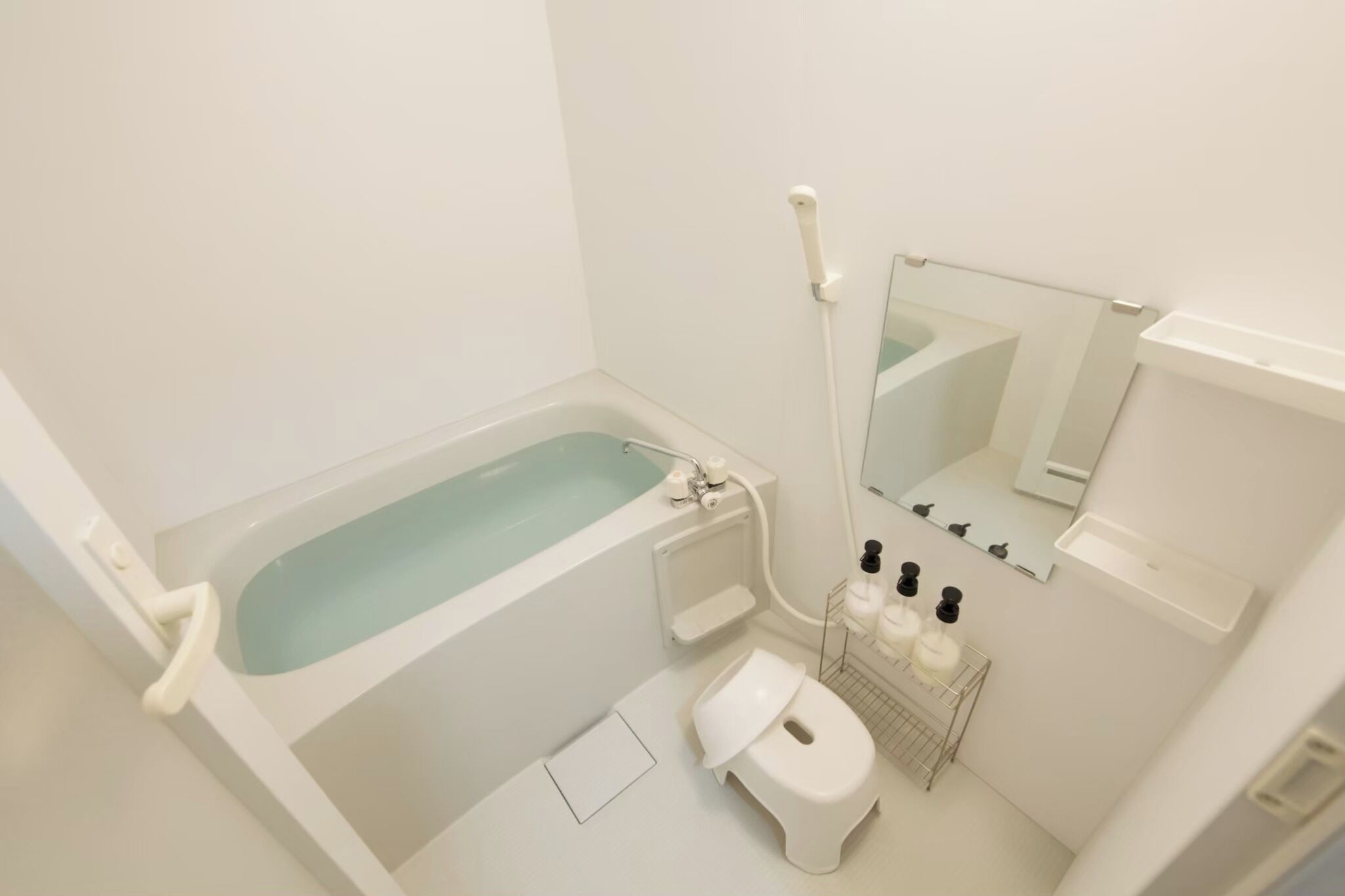 Een haardroger, handdoeken