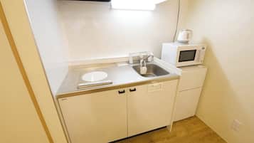 Refrigerador, microondas, parrilla de estufa y utensilios de cocina
