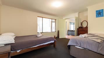 3 عدّة غرف نوم ومكواة/لوح كي وسرير سفر وواي فاي مجانًا