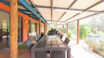 تناول الطعام بالخارج