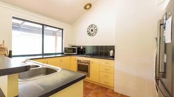 ثلاجة، ميكروويف، فرن، موقد طهي مسطح