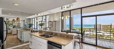 Lavavajillas y cafetera y tetera