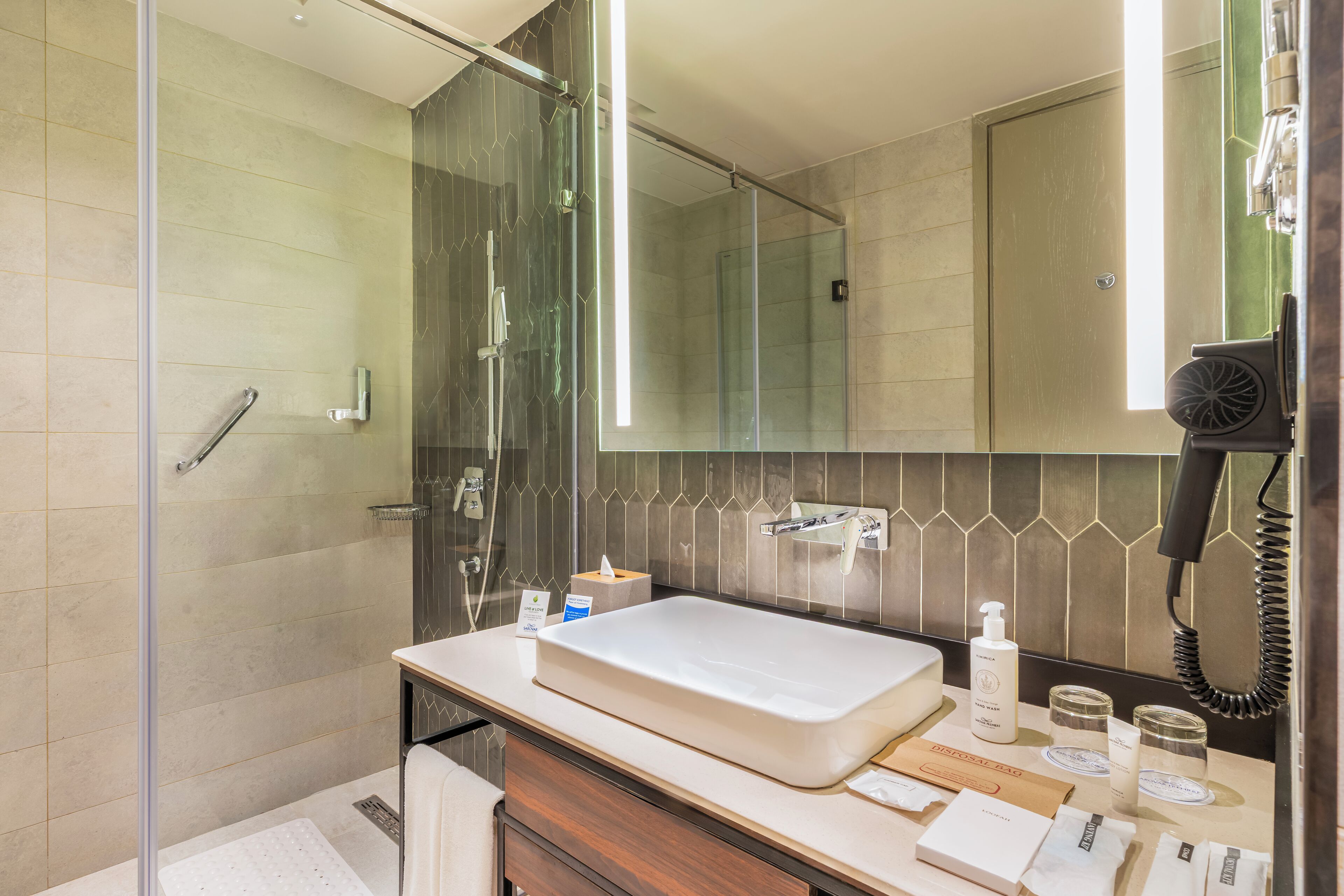 Premium Twin Hill View | Kamar mandi | Shower, pancuran hujan, perlengkapan mandi gratis, dan pengering rambut