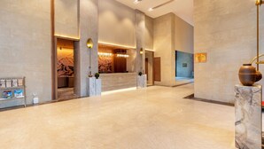 A spacious lobby with marble flooring, a reception desk, and a modern reception area. - Sarovar Premiere Alwar (Alwar)