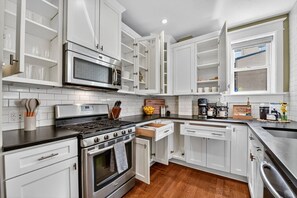 Fridge, microwave, oven, stovetop - ★HostWise Stays★ Prime Butler St | Outdoor Lounge | Family Friendly (Pittsburgh)