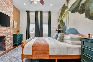 3 bedrooms, desk, iron/ironing board, travel cot - ★HostWise Stays★ Prime Butler St | Outdoor Lounge | Family Friendly (Pittsburgh)
