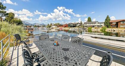 Blue Majestic: Waterfront 5BR, Pool and Resort Amenities, Pool Table, Games